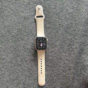 Apple Watch SE 40MM Starlight Barely Used